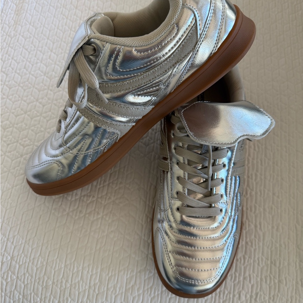 Project Cloud Vegan Leather Silver Metallic Sneakers NWOT Size 11 Women’s - Picture 5 of 5